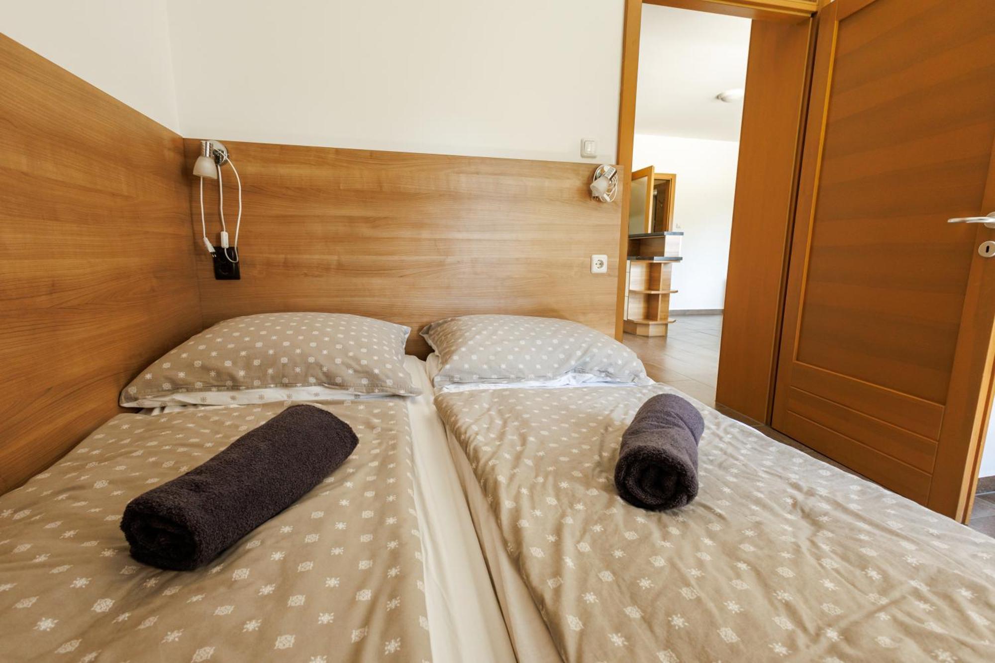 Jacht Apartmanok Balatonfured Exterior photo