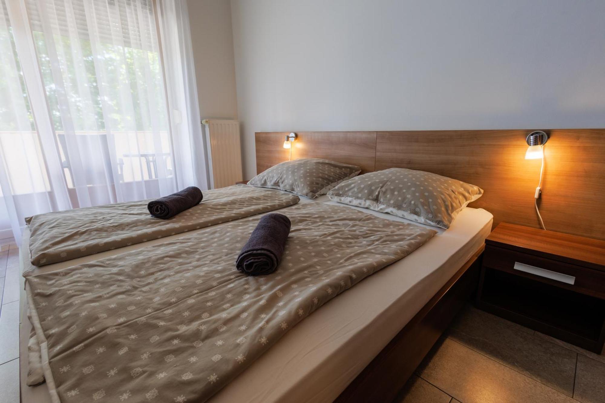 Jacht Apartmanok Balatonfured Exterior photo