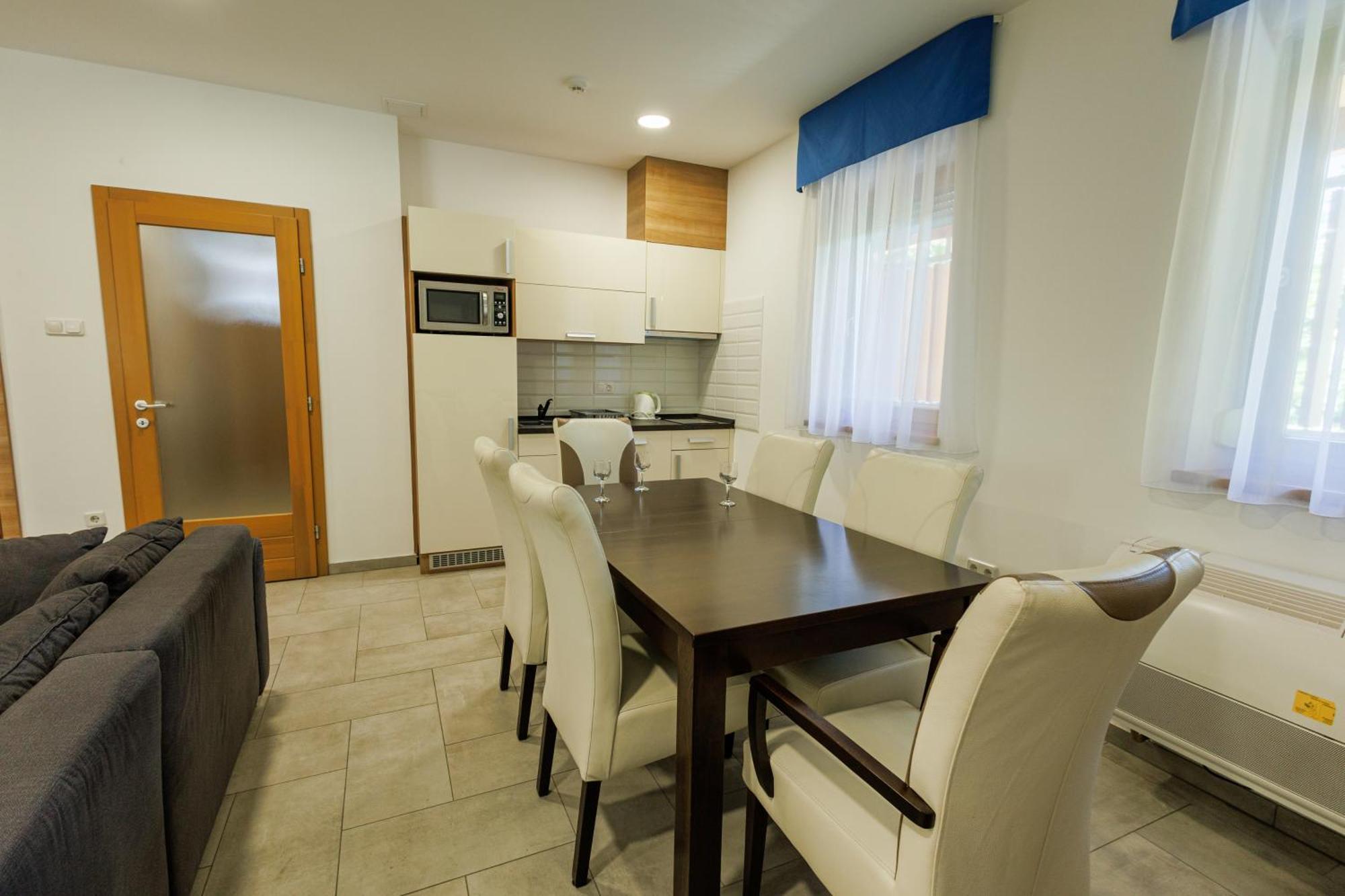 Jacht Apartmanok Balatonfured Exterior photo
