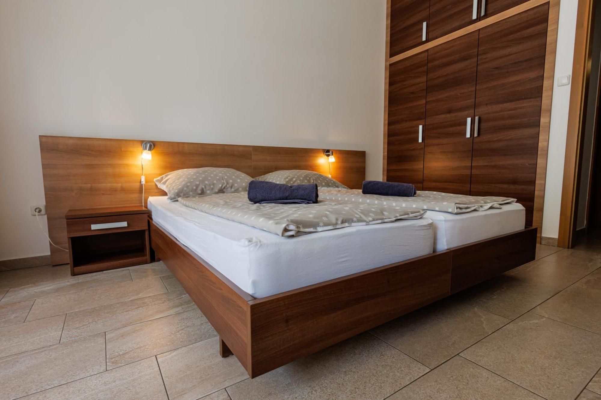 Jacht Apartmanok Balatonfured Exterior photo